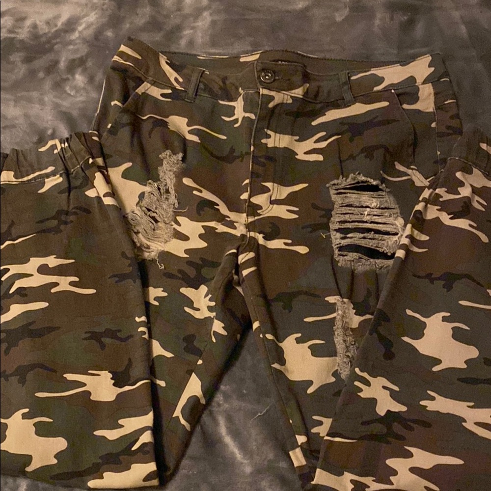 Camo Ripped Pants NWOT
